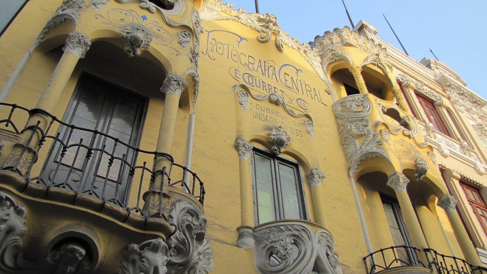 Fachada con balcón de hierro del antiguo estudio fotográfico Courret, en Lima