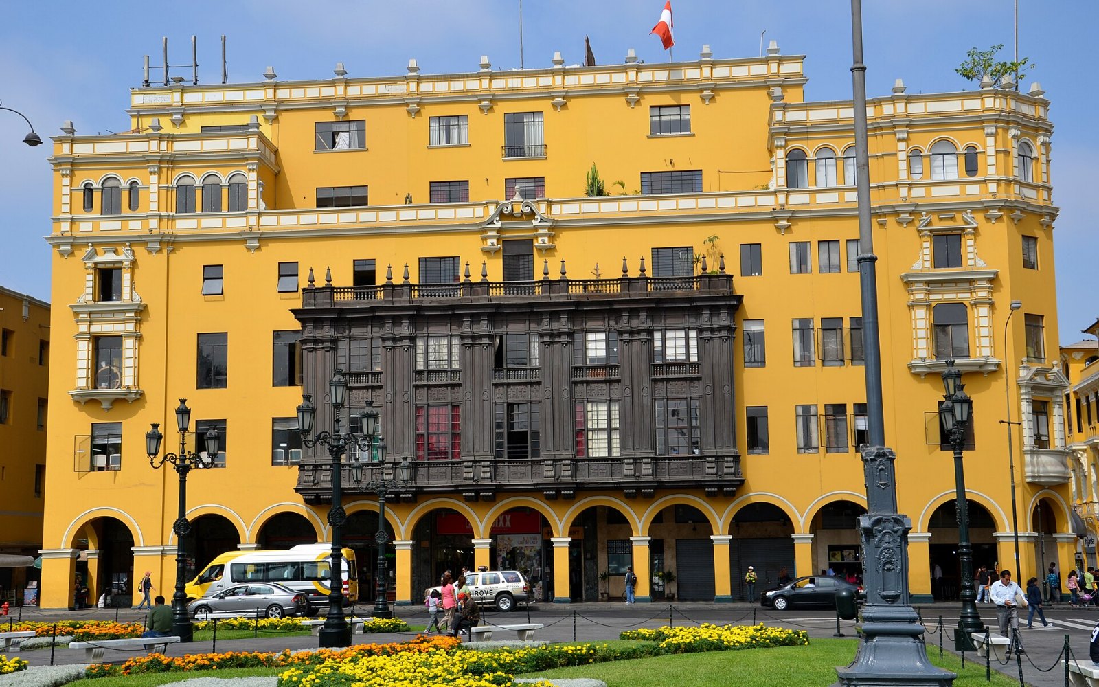 Plaza Mayor de Lima con edificio amarillo de balcones de madera